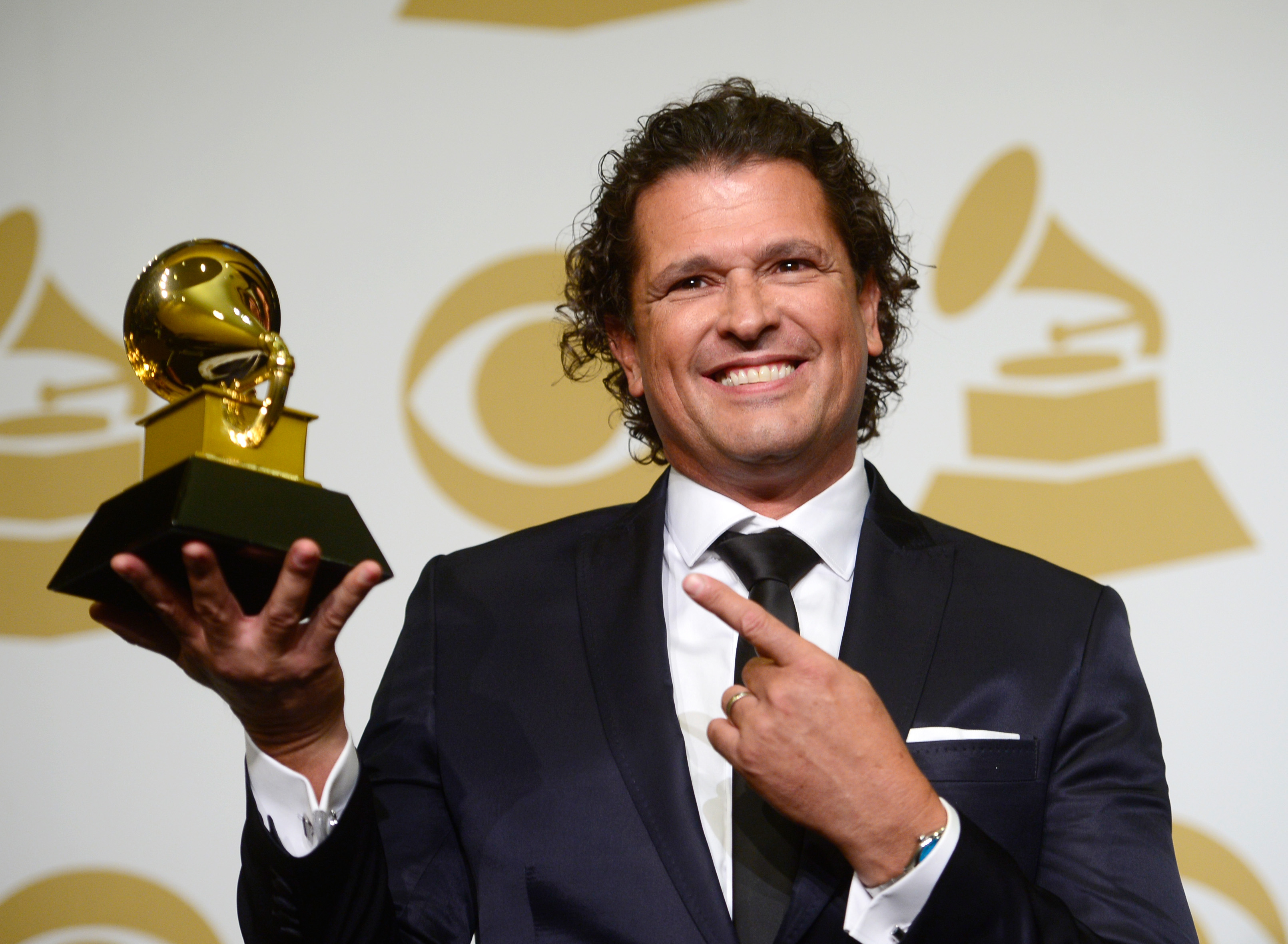 El cantautor colombiano Carlos Vives, posa junto a su premio en la gala 57 de los Grammy.