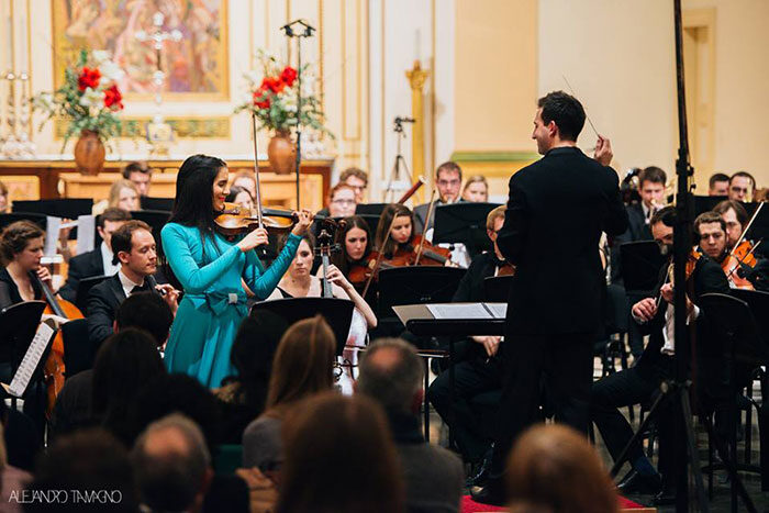 Violinista dominicana Aisha Syed toca en los Reales Alcázares en Sevilla