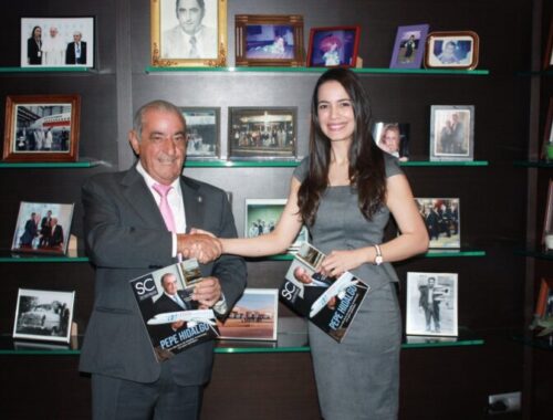 Sr. Juan José Hidalgo presidente de Air Europa junto a la periodista Crismeidy Ureña, Editora y Co-fundadora de Revista Soy Caribe.