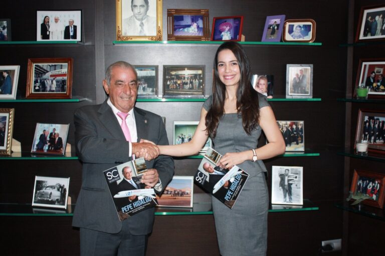 Sr. Juan José Hidalgo presidente de Air Europa junto a la periodista Crismeidy Ureña, Editora y Co-fundadora de Revista Soy Caribe.