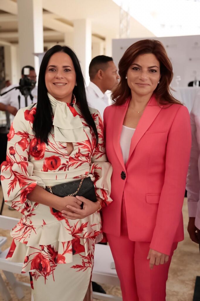 Deyanira Papaterra, directora adjunto Turístico de Banreservas y Paola Rainieri, presidenta de Asonahores