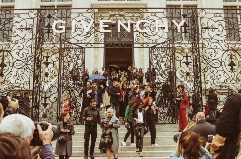 París es considerada para muchos como la ciudad del amor, la más romántica del mundo, para otros es la Ciudad de la Luz, pero sea eso cierto o no, de lo que no cabe duda alguna es que París, es la capital cumbre de la moda.