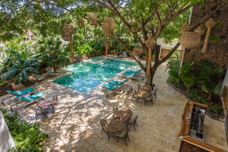 Terraza y piscina en el Samán Boutique Hotel, en las Terrenas, península de Samaná, República Dominicana