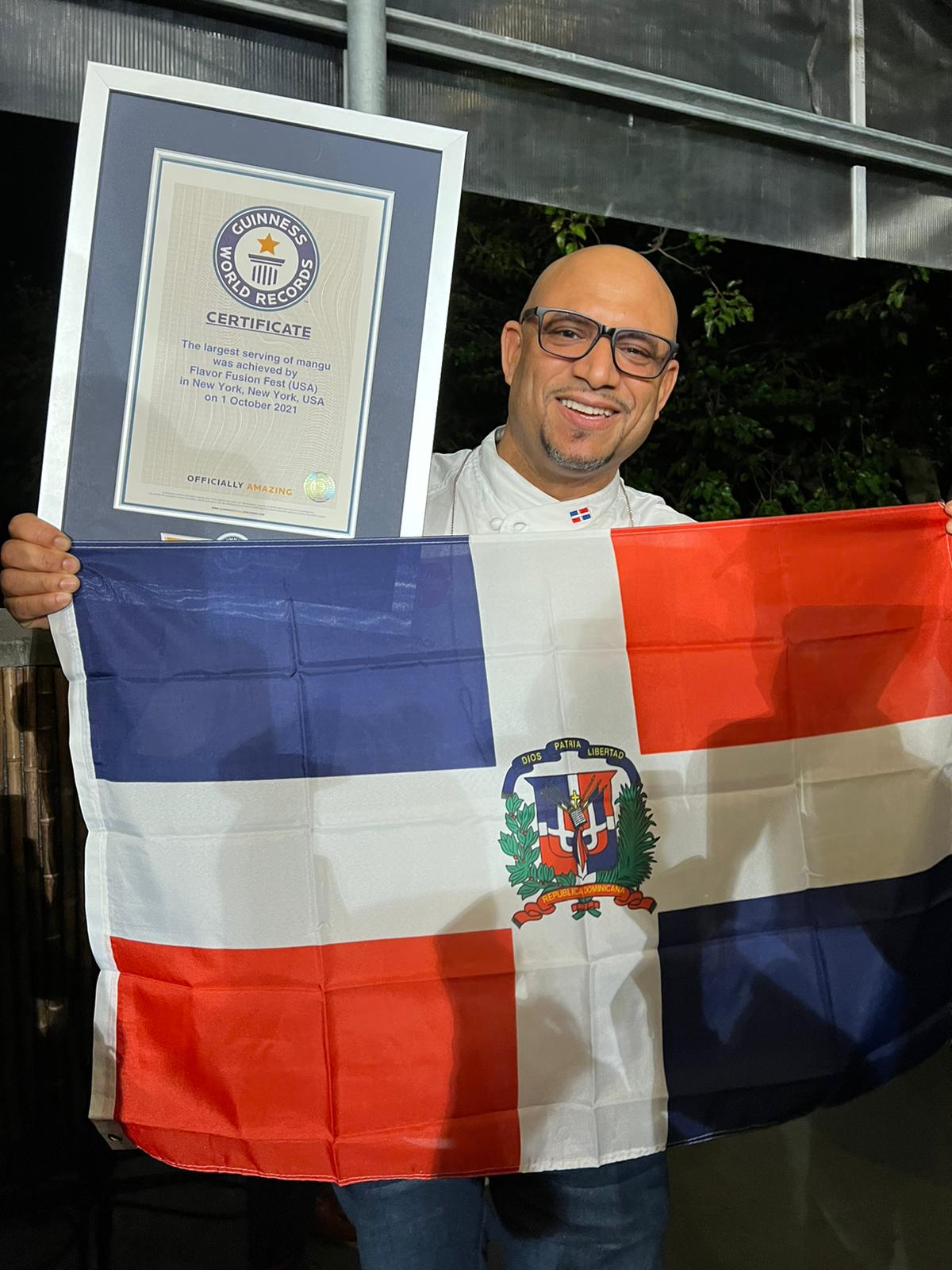 El chef Martín Omar con el certificado del record Guiness al mangú más grande del mundo.