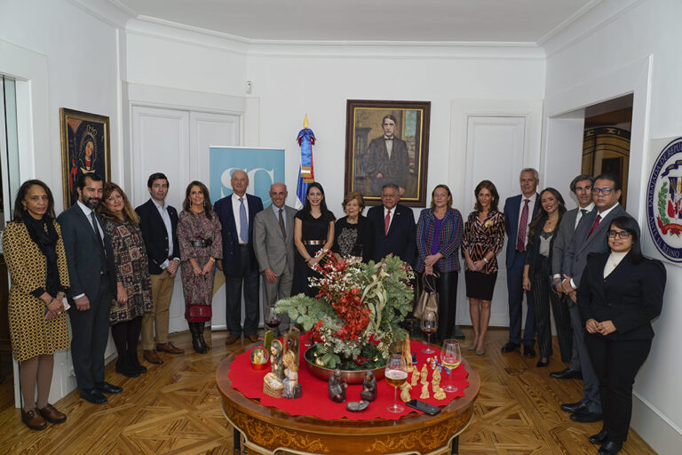 Participantes del IV Encuentro B2B Diplomatic: “República Dominicana Destino Turístico y de Inversión”, junto a los representantes diplomáticos.