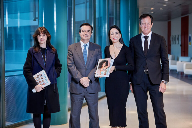 Desde la izquierda: Elena Valera, responsable de Prensa Internacional; Eduardo López-Puertas, Director General de IFEMA; Crismeidy Ureña, Directora de Revista Soy Caribe Premium, y Raúl Díez Vásquez, Director de Comunicación y Marketing de IFEMA.