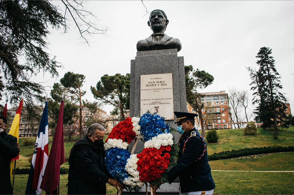 Celebración con una ofrenda floral ante el busto del patricio Juan Pablo Duarte en el Parque del Oeste de Madrid.