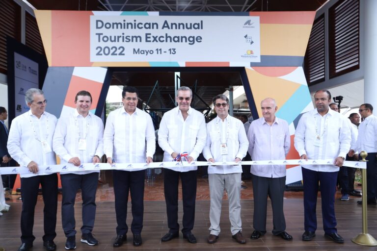 RD firma acuerdo con Canadá para aumentar flujo de turistas y recibe premio por parte de Expedia