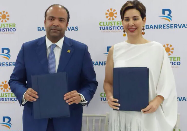 Samuel Pereyra, administrador general de Banreservas, y Mónika Infante, coordinadora general del Clúster Turístico de Santo Domingo firmaron un acuerdo de colaboración para respaldar y fortalecer iniciativas que promuevan la inversión turística sostenible y el emprendimiento innovador en esta ciudad.