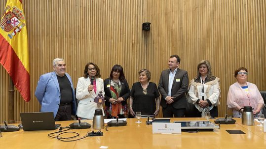 Bernarda Jiménez Clemente recibiendo Premio Internacional de la Red Transnacional de Mujeres , de las manos del director del Instituto Cervantes, Luis García Montero.