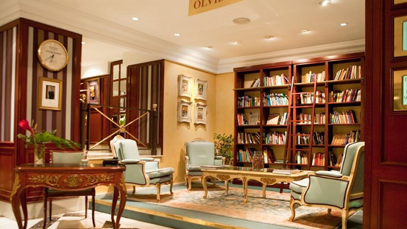 El hotell cuenta con biblioteca a disposición de los huespedes del hotel