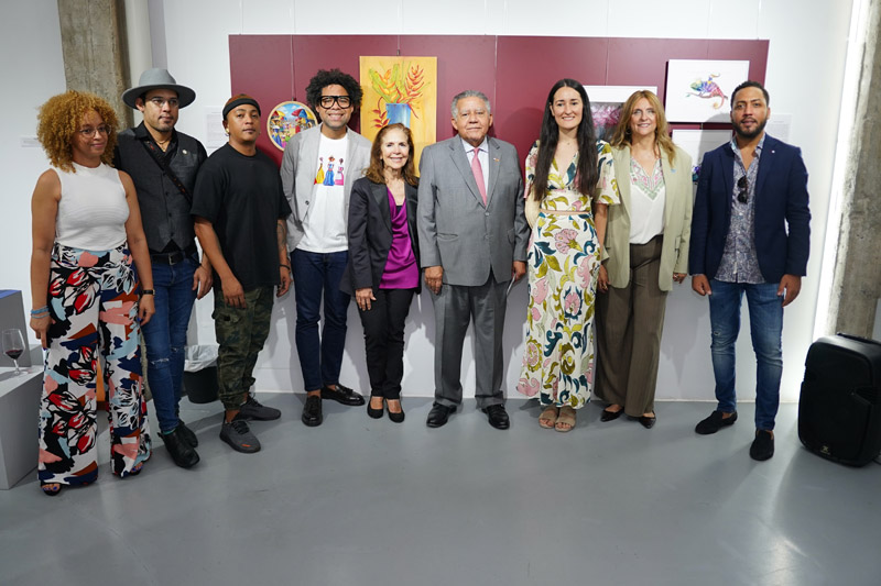 El embajador Juan Bolívar Díaz, la consejera Luisa Auffant y los artistas de la exposición “Reflejos del Caribe”