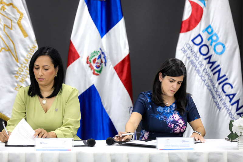 Julissa Jiménez, presidente de ADME junto a Biviana Riveiro, directora ejecutiva de ProDominicana
