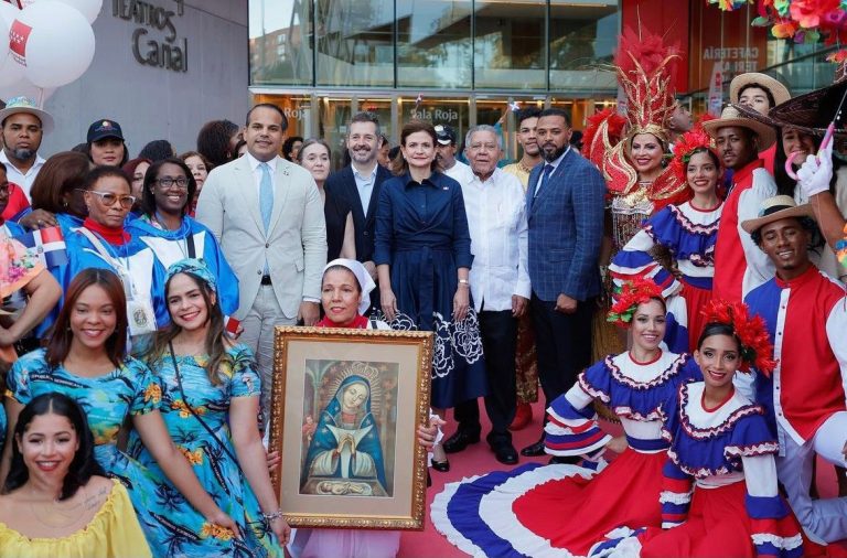 Sr. Miguel Ángel Vásquez Peña, Sra. Marta Rivera de la Cruz, Sr. Mariano de Paco, Sra. Raquel Peña, Sr. Juan Bolívar Díaz y Sr. Leonardo Marrero junto a la