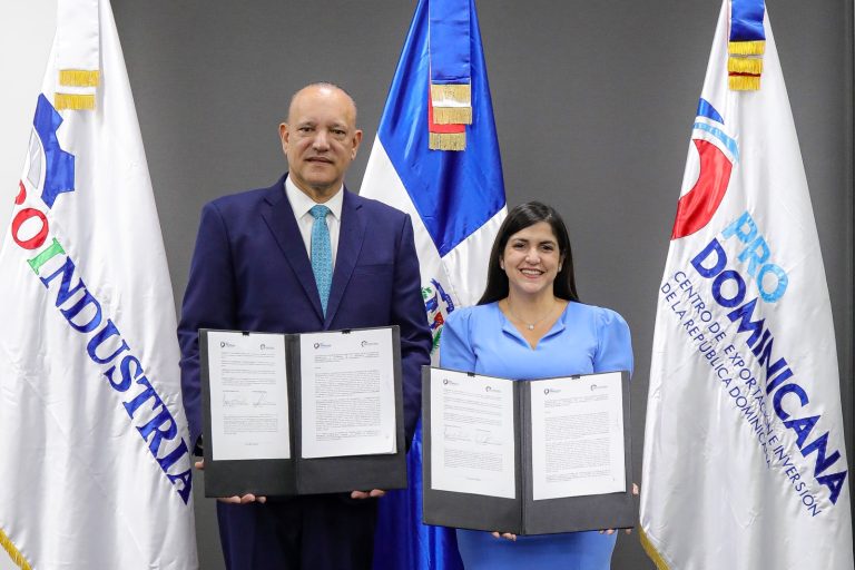 Ulises Rodríguez, director general Proindustria, Biviana Riveiro Disla, directora ejecutiva de ProDominicana