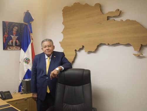 El embajador Juan Bolívar Díaz, en su despacho en la sede de la Embajada de la República Dominicana ante el Reino de España