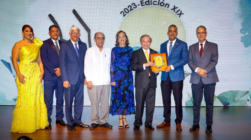 Don Ellis Pérez recibe su reconocimiento en el PEL 2023