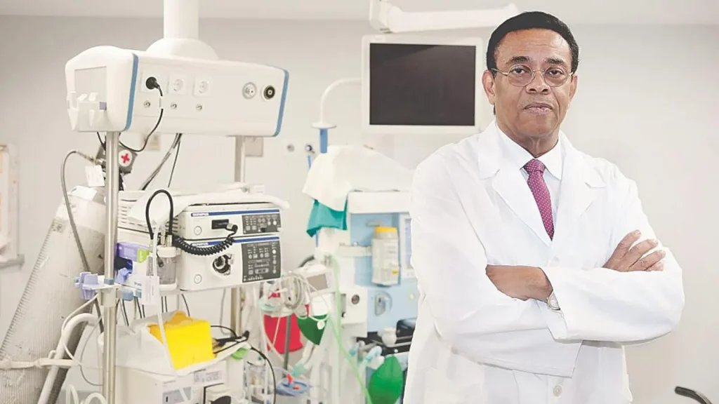 Luis Abreu médico especialista en gastroenterología y hepatología