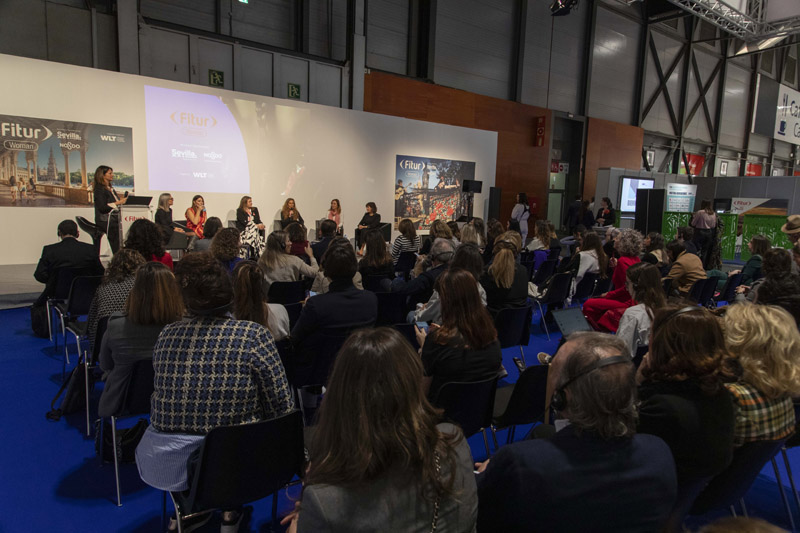 Las participantes en esta sección de FITUR Woman 2024 destacan que el empleo femenino representa un 54% y se ha incrementado un 24% desde 2010, pero aún no existe suficiente representación en puestos de dirección.