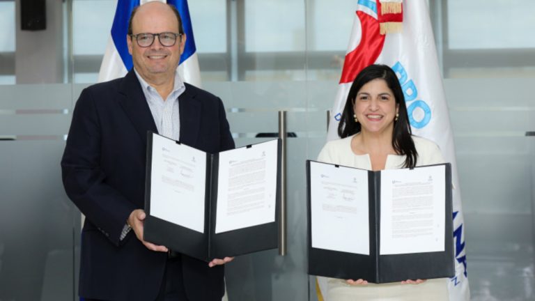 Antonio Ramos, vicepresidente de la CCPSD, Biviana Riveiro, directora ejecutiva de ProDominicana