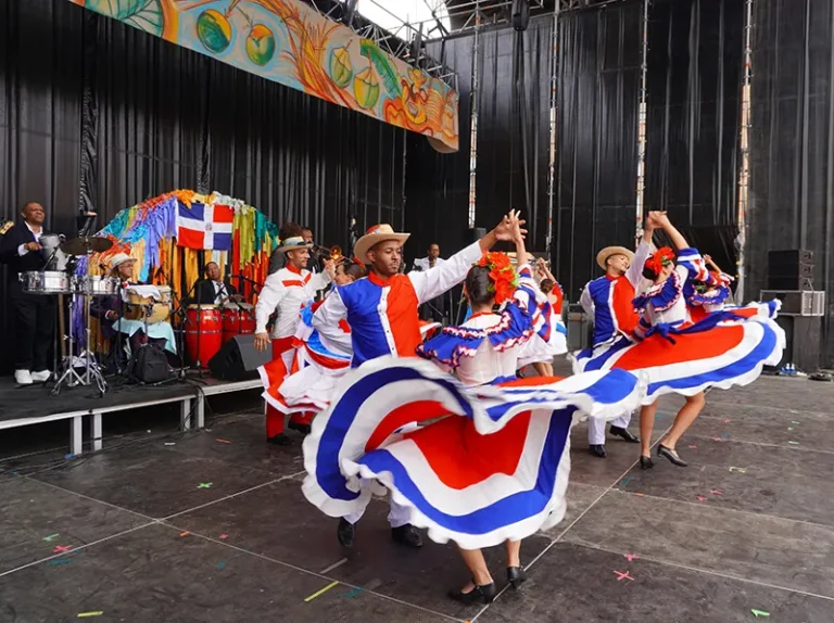 Ballet Dominicano en Europa, dirigido por el Sr. Héctor Farías