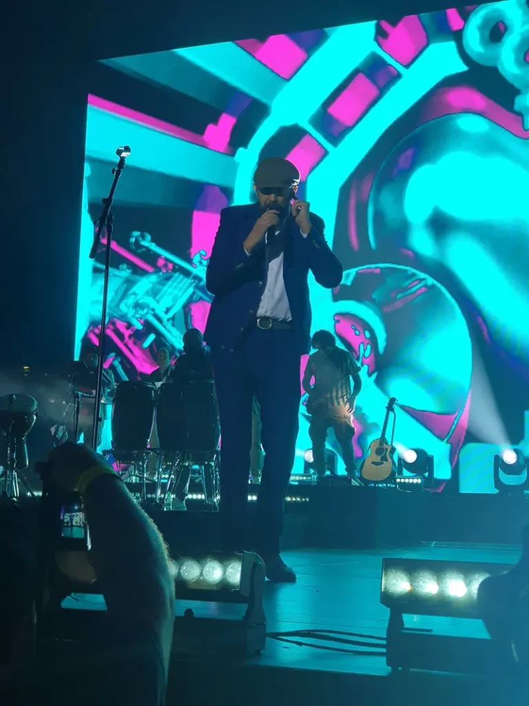 El cantautor dominicano demuestra la gran inventiva y creatividad musical que le han convertido en una de las grandes estrellas de la música su gira "Entre Mar y Palmeras Tour 2024" . 