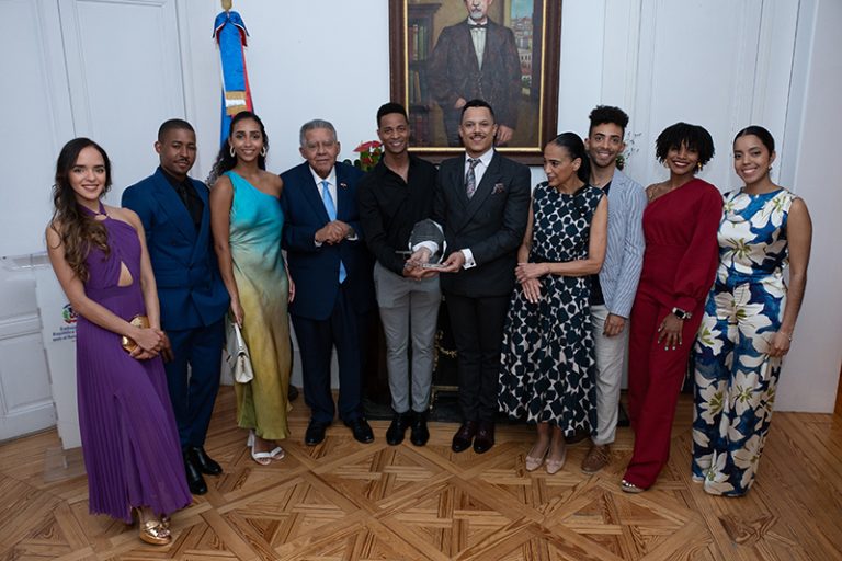El Sr. Julio De Castro y el Ballet Dominicano en Europa, que dirige el Sr. Héctor Farías, han recibido el Premio Padre Billini 2024