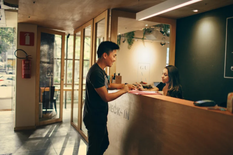 persona haciendo check-in en un hotel - viaje sin fricciones