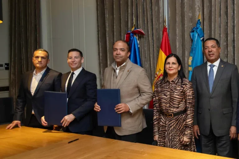 Firma de acuerdo para hotel Days Inn by Wyndham