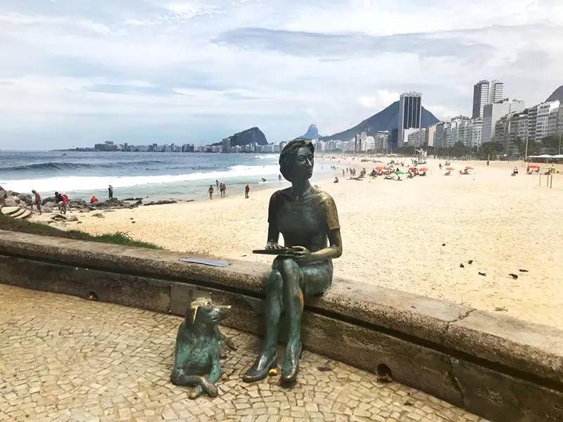 Escultura de Clarice Lispector en la playa de Copacabana