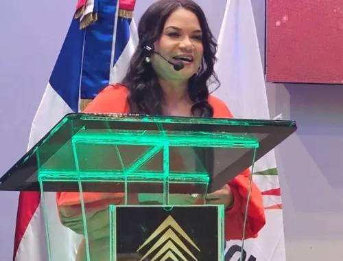 Sarah Hernández, pronuncia su primer discurso como presidenta de Adompretur