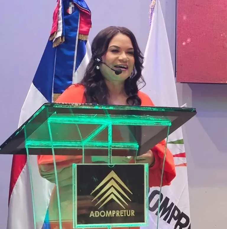 Sarah Hernández, pronuncia su primer discurso como presidenta de Adompretur