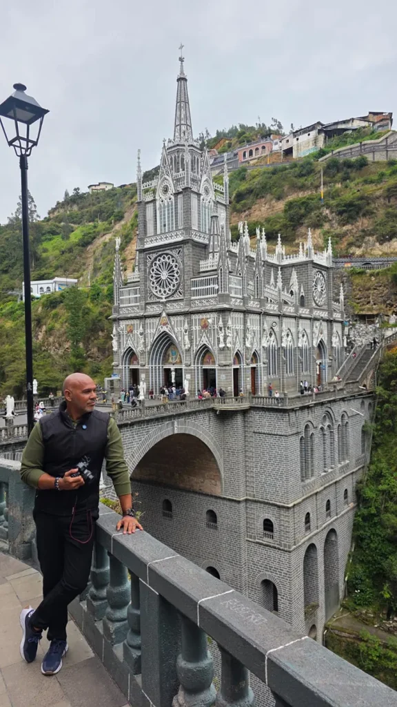 El Santuario de Nuestra Señora del Rosario de Las Lajas es un templo y basílica para el culto católico. Este santuario se ubica en el municipio de Ipiales, cerca de Potosí, en el departamento de Nariño, al sur de Colombia