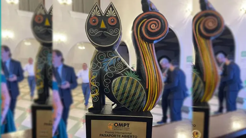 Estatuillas del Premio Pasaporte Abierto 2025