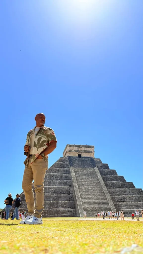 Salvador Batista en Piramide maya