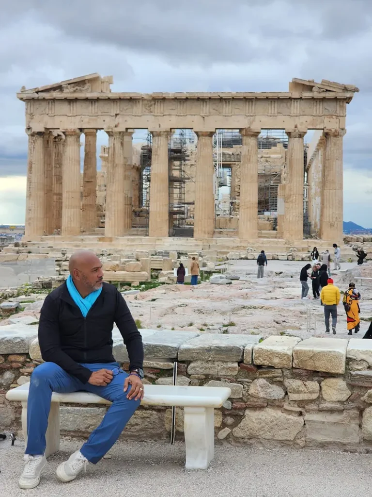 Salvador Batista en Partenon de Atenas