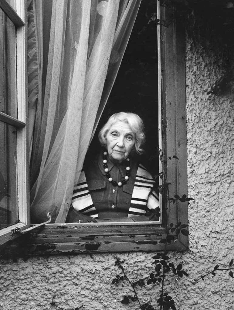 Jean Rhys retrato en ventana