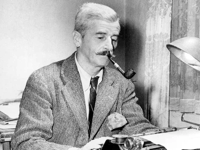 William Faulkner con su maquina de escribir