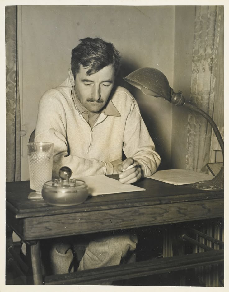 William Faulkner retratato con su bebida