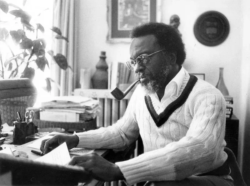 Austin Clarke con su pipa