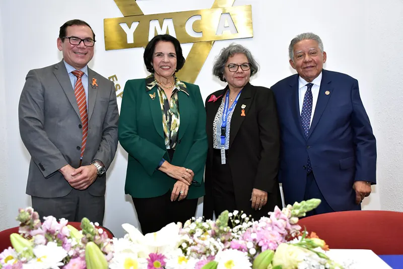 El Sr. Oscar Velasco, CEO de UNYMCA CDMX_ la Sra. Minou Tavárez Mirabal_ la Sra. Mayra Montealegre, rectora de la UNYMCA y el embajador Juan Bolívar Díaz