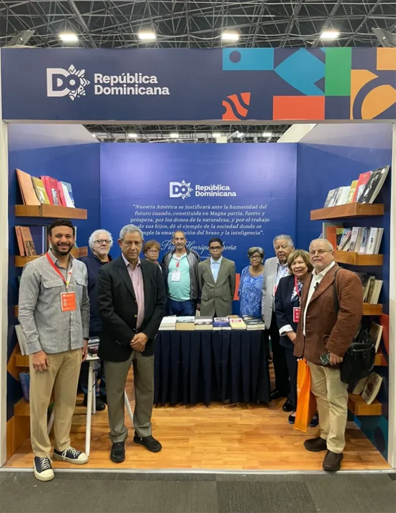 El embajador Juan Bolívar Díaz junto a la delegación dominicana en el stand de la República Dominicana en la FIL Guadalajara 2025