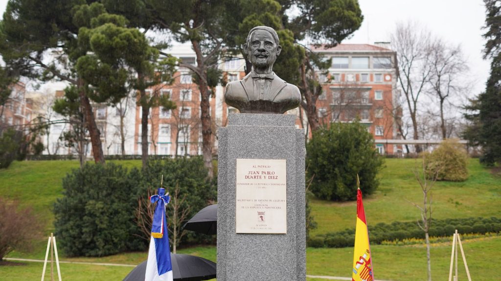 Realizan emotiva ofrenda floral al busto de Juan Pablo Duarte en Madrid