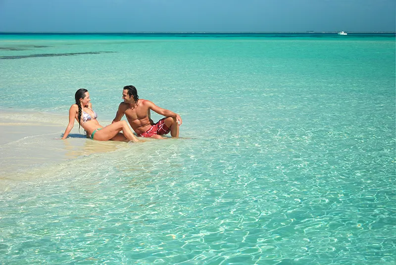 Isla Mujeres: un paraíso entre historia, arte y naturaleza Declarada Pueblo Mágico en 2015, Isla Mujeres flota sobre un mar Caribe de aguas turquesa cristalinas, un rincón de la naturaleza que regala amaneceres y atardeceres espectaculares.