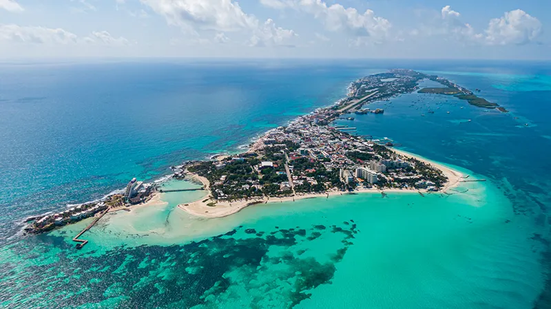 Declarada Pueblo Mágico en 2015, Isla Mujeres flota sobre un mar Caribe de aguas turquesa cristalinas, un rincón de la naturaleza que regala amaneceres y atardeceres espectaculares.