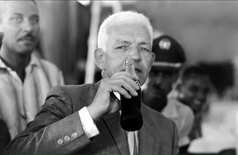 Juan Bosch con un refresco de Coca Cola