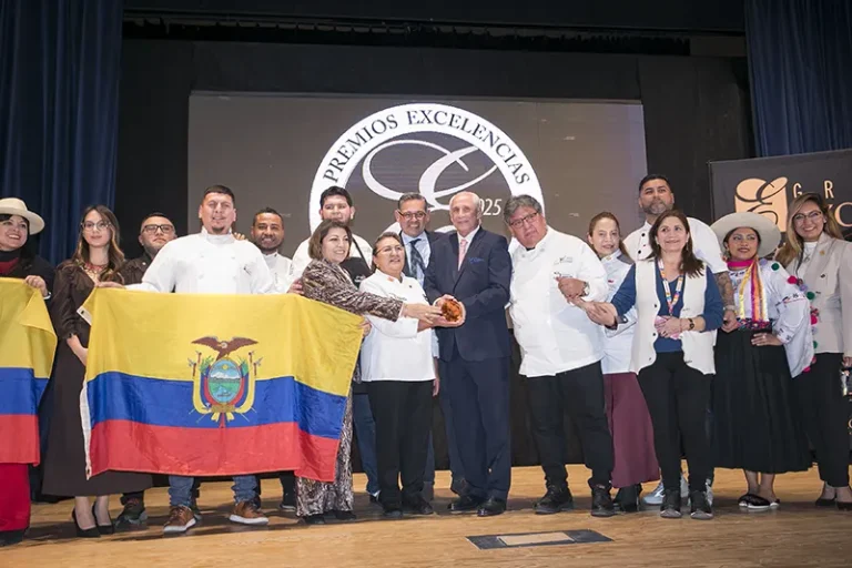 RAÍZ Ecuador sitúa a la gastronomía ecuatoriana en el escenario internacional tras recibir el Premio Excelencias 2025