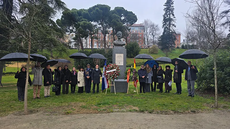 Realizan emotiva ofrenda floral al busto de Juan Pablo Duarte en Madrid