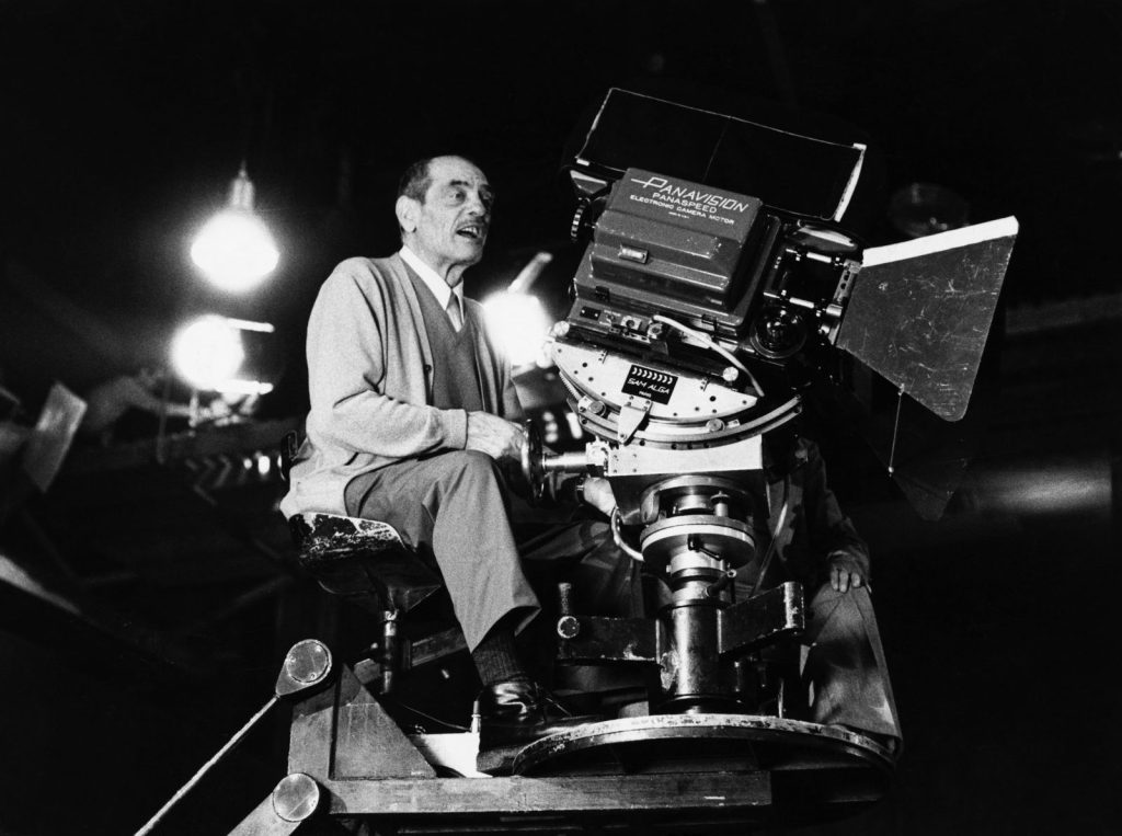 Luis Bunuel con la camara de cine Luis Bunuel con la camara de cine