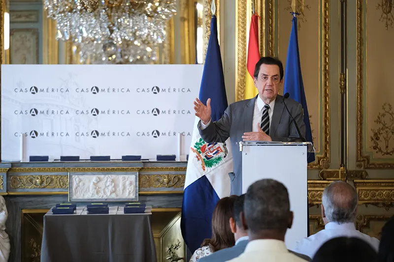 Embajador Tony Raful habla a los estudiantes premiados con el Premio al Mérito Escolar 2026